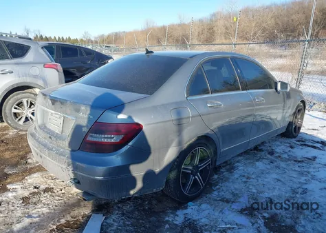 2013 Mercedes-Benz C 300 Luxury 4Matic z USA, uszkodzony, nr VIN WDDGF8ABXDR283607